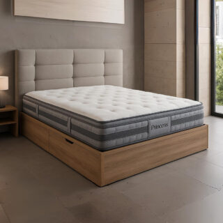 Colchón de muelles ensacados Princess sobre una elegante base tapizada con cabecero moderno, acompañado de una mesita de noche y una ventana con cortinas que filtran luz natural.