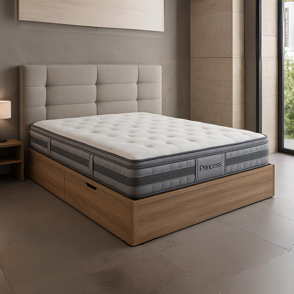 Colchón de muelles ensacados Princess sobre una elegante base tapizada con cabecero moderno, acompañado de una mesita de noche y una ventana con cortinas que filtran luz natural.